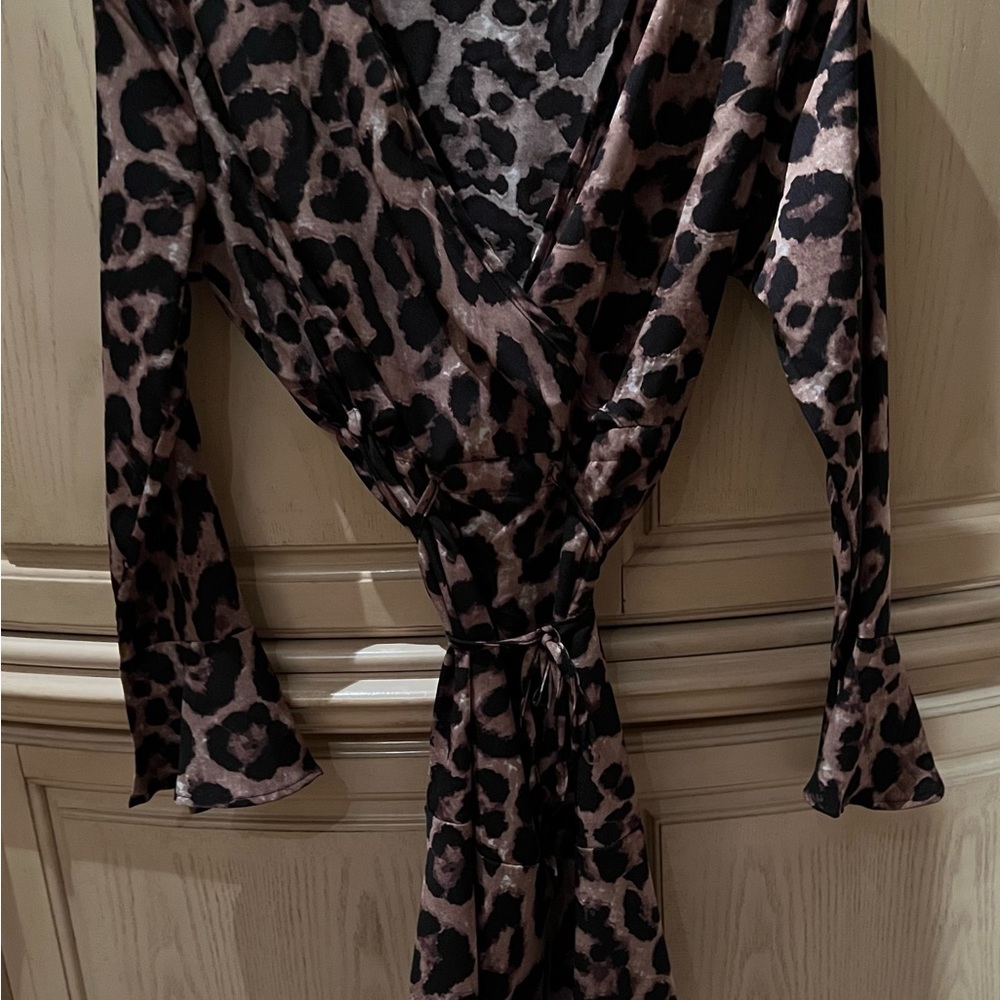 NWOT faux wrap v-neck leopard print dress - Picture 2 of 9